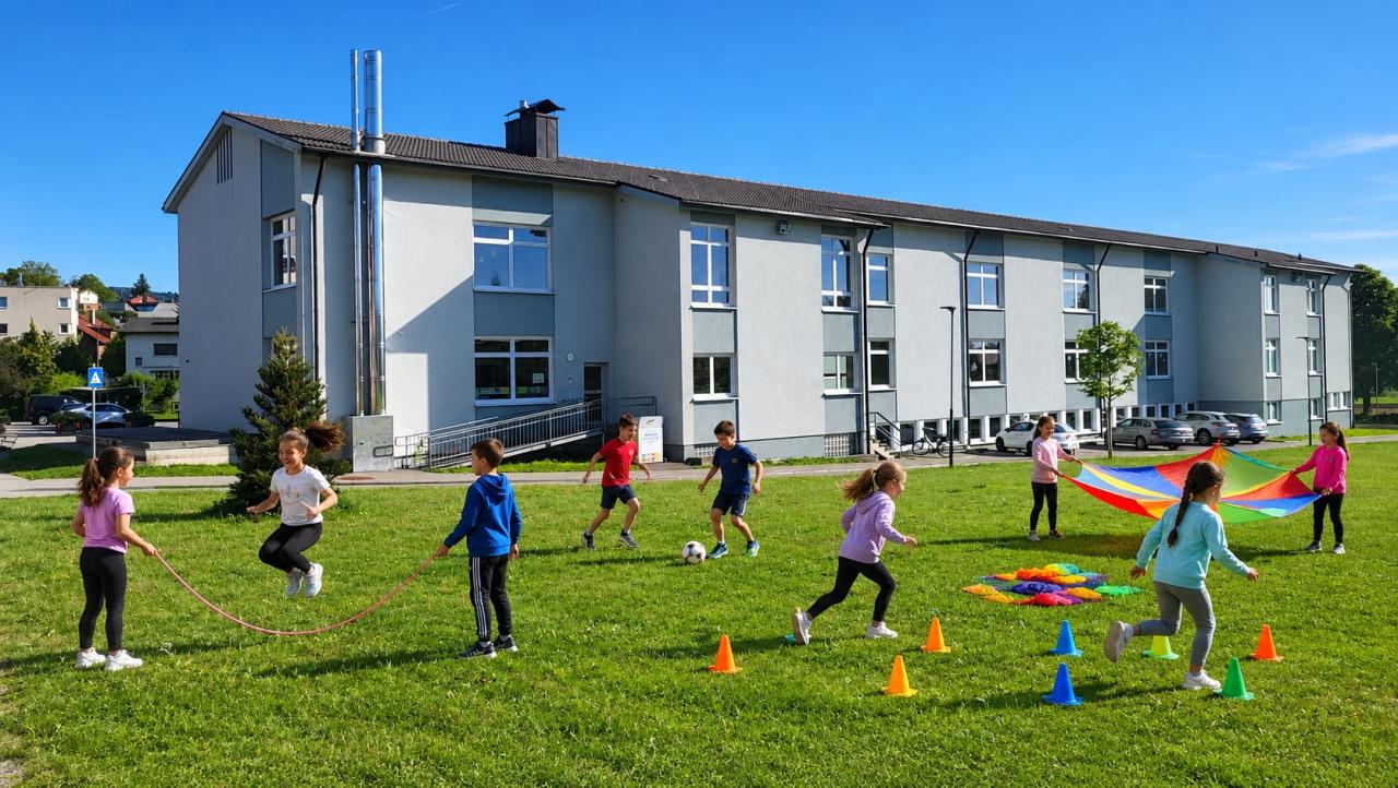 Kinder spielen an der Bücherei