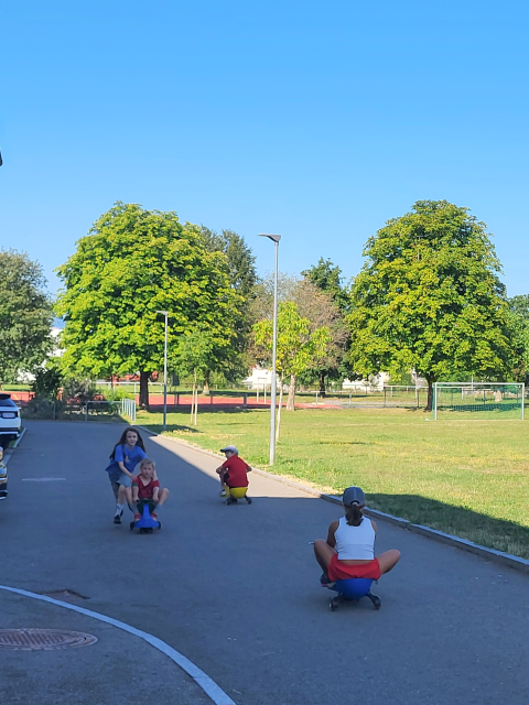 Kinder spielen draußen