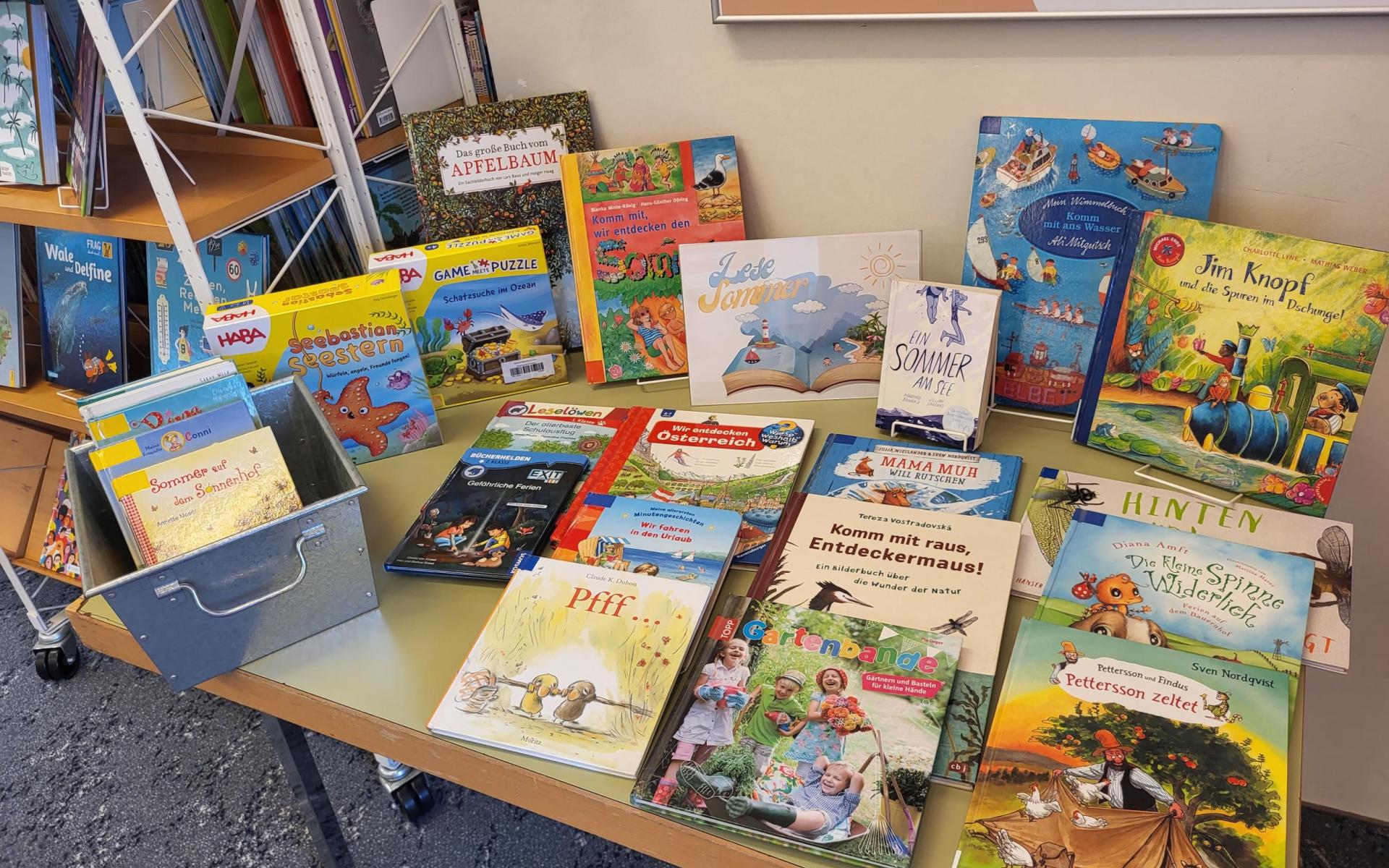 Bücher auf den Tisch