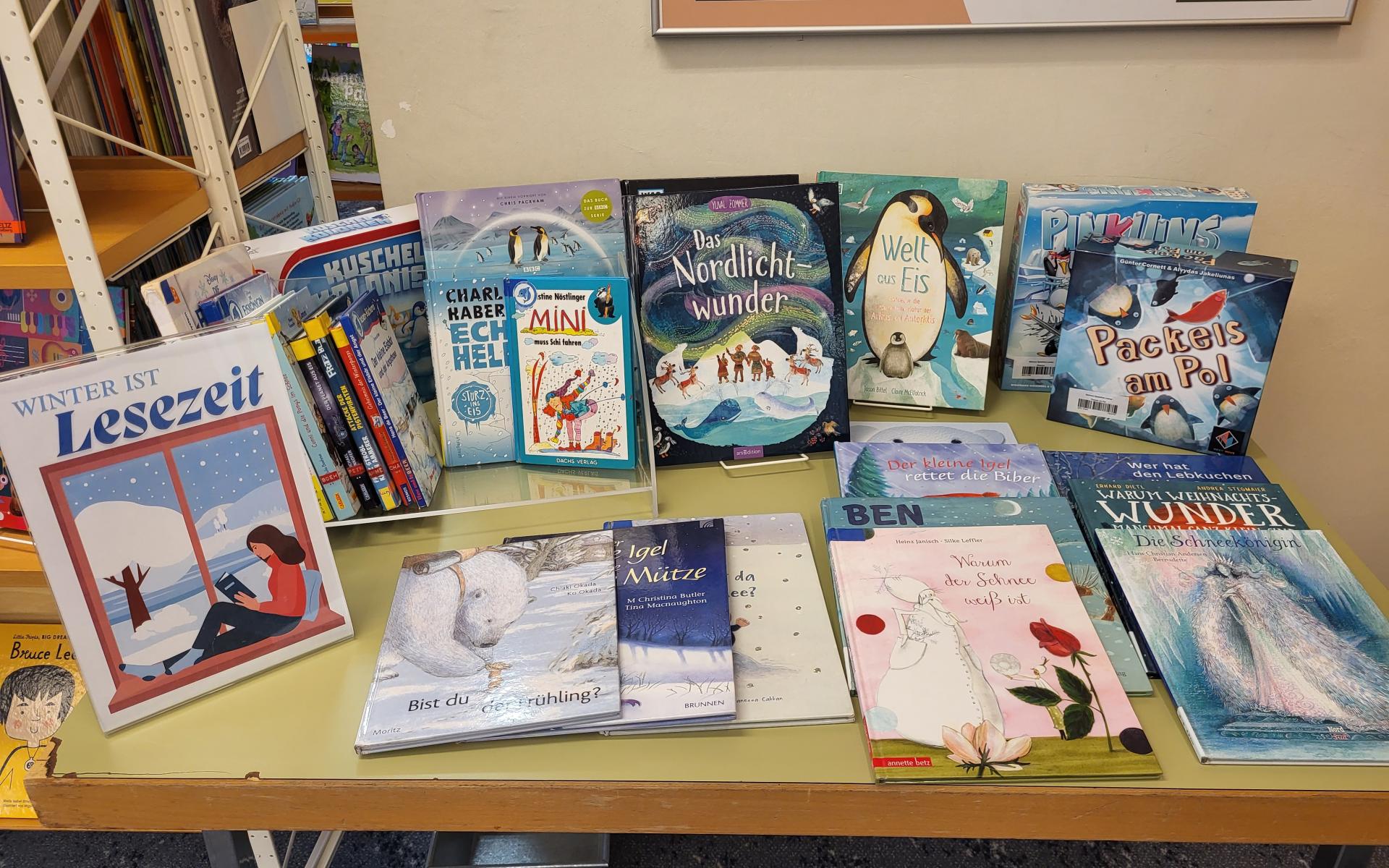 Bücher auf den Tisch