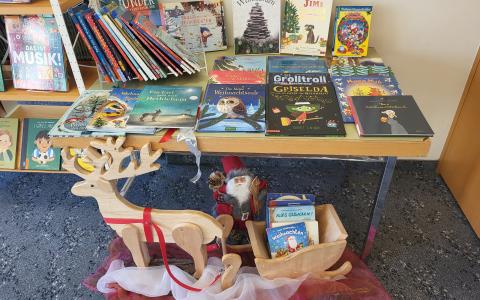 Bücher auf den Tisch