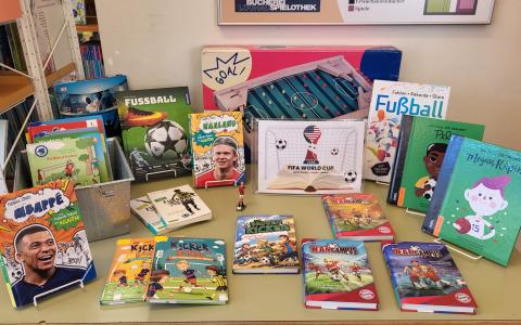 Bücher über Fußball auf dem Tisch